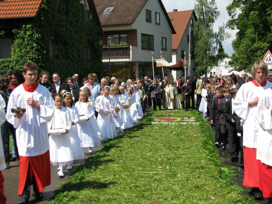 Fronleichnamsprozessionen und Blumenteppiche