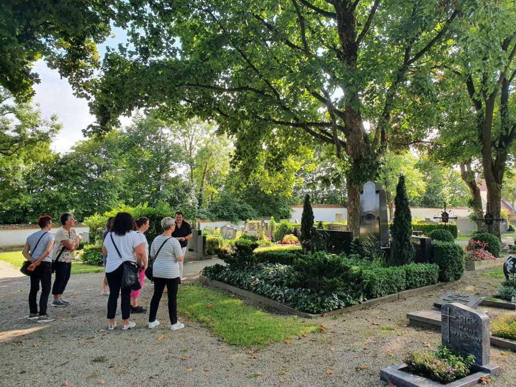 Führung „In, auf und um den Langenauer Friedhof herum“