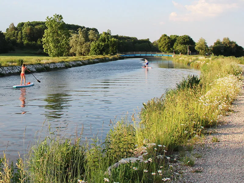 Zwei Standup-Padler auf einem Fluss