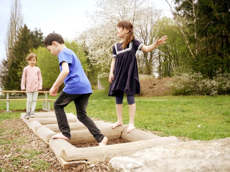 Kinder die barfuß spielen